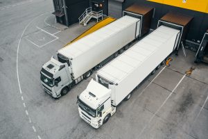 Caminhões no centro de distribuição de Alimentos